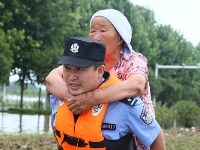 安徽淮北：臺(tái)風(fēng)引發(fā)洪澇災(zāi)害 緊急轉(zhuǎn)移被困群眾