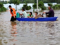 安徽淮北：臺(tái)風(fēng)引發(fā)洪澇災(zāi)害 緊急轉(zhuǎn)移被困群眾
