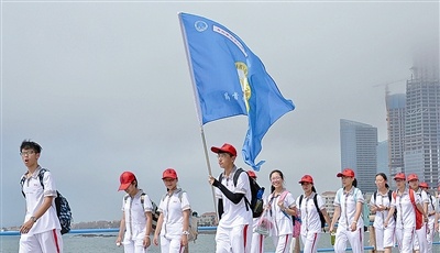 七百高中生沿海徒步30公里拉练 