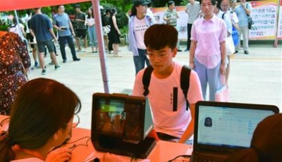 大学新生入学“刷脸”完成报到
