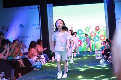 即墨童装升级搞大动作 禾雀童装进京发布新品