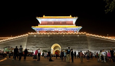 流光溢彩照古城