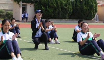 她把体育课上得“绳”动又精彩