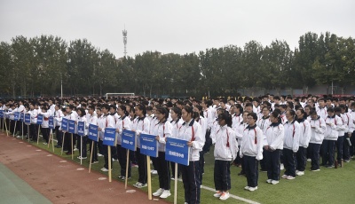 第29届“市长杯”高中组开赛 绿茵足球小将抢眼