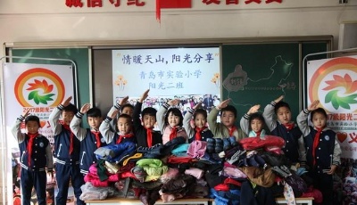 青岛市实验小学感人一幕：天山万里寄爱心