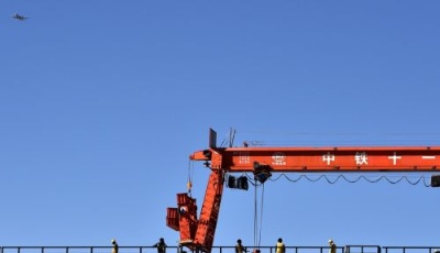 川藏鐵路拉林段第一座跨雅魯藏布江大橋鋪軌