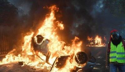 巴黎10年來最嚴重騷亂，馬克龍面臨最大危機