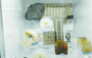 实物版“元素周期表”捐给母校