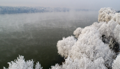 吉林霧凇醉游人