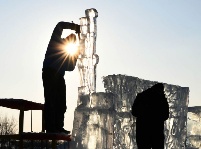 哈爾濱：精心冰雕 惟妙惟肖