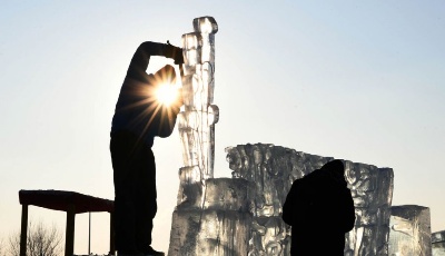 哈爾濱：精心冰雕 惟妙惟肖