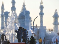 哈爾濱：精心冰雕 惟妙惟肖