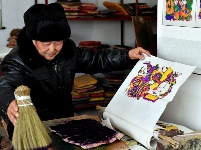 木版上“印”出年味