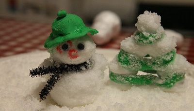 網(wǎng)紅“人造雪” 小孩別誤食 玩“雪”要戴護(hù)防工具