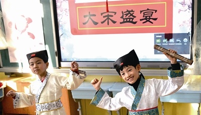 青岛太平路小学举办“穿越节”活动 