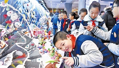 艺海探航”市南区中小学生美术创意作品展近日举行 