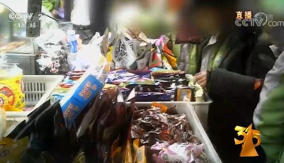 3·15晚會曝光：5毛“辣條”小學門口熱賣 生產作坊滿是污垢