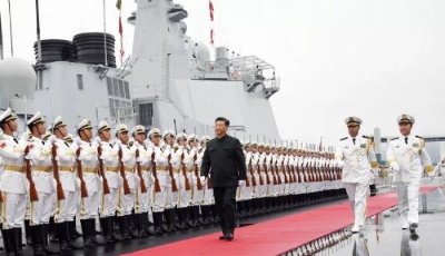 習近平登上檢閱臺，下達檢閱開始命令