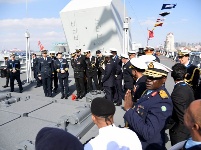 海軍代表團(tuán)登中國(guó)艦船參觀