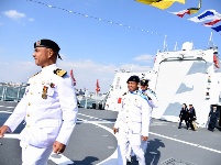 海軍代表團(tuán)登中國(guó)艦船參觀