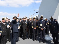 海軍代表團(tuán)登中國(guó)艦船參觀