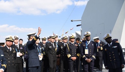 海軍代表團登中國艦船參觀