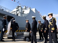 海軍代表團(tuán)登中國(guó)艦船參觀