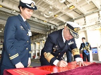 海軍代表團(tuán)登中國(guó)艦船參觀