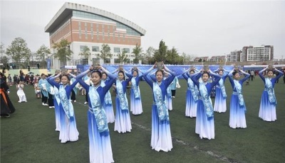 青岛职教周启动 3万学生家长热问高中招生咨询会