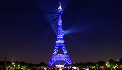巴黎埃菲爾鐵塔舉行聲光秀 慶祝130歲生日