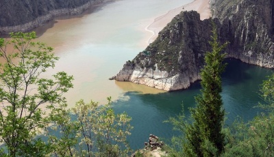 “半江碧水半江渾”