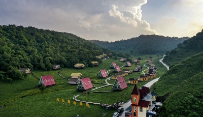 陜西關(guān)山草原：綠茵似毯惹人醉