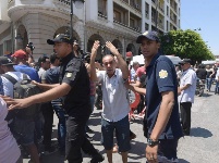 突尼斯首都發(fā)生兩起自殺爆炸襲擊造成十余人死傷