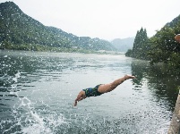夏日江水享沁涼