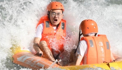 清涼避暑 峽谷漂流