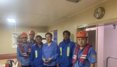 驚魂48分鐘！山東港口集團青島港深夜成功救助兩名落海漁民