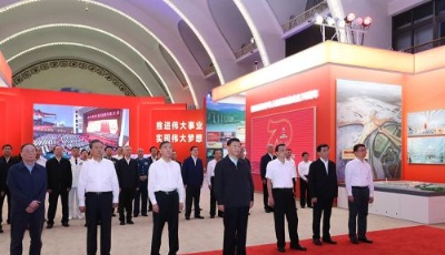 習(xí)近平參觀慶祝中華人民共和國成立70周年大型成就展
