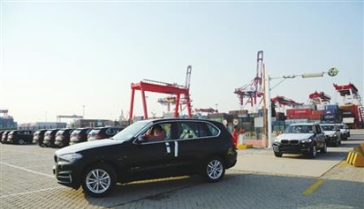 青島汽車口岸駛?cè)搿氨６悤r代”  前灣保稅港區(qū)啟動汽車平行進(jìn)口保稅倉儲業(yè)務(wù)　加快形成百億元產(chǎn)業(yè)集群
