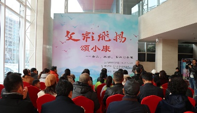 “文·彩飛揚頌小康”藝術(shù)展嶗山啟幕為道德模范贈送書法作品