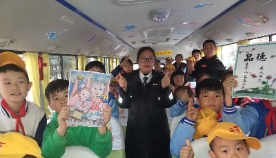 拒絕不文明行為  黃島溫馨校車舉行流動道德講堂活動