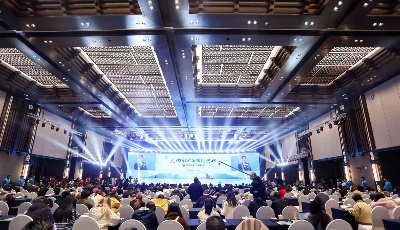 王清宪出席驻青新闻单位座谈会时强调：火热的实践是新闻的源泉