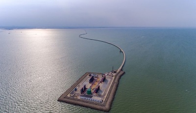 這就是山東丨8公里進海路通往人工島 65口采油井綠色作業(yè)守護萊州灣