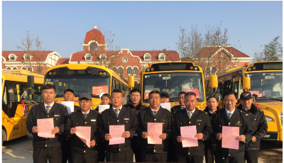 創(chuàng)文明城市建和諧社會  交運(yùn)溫馨校車在行動