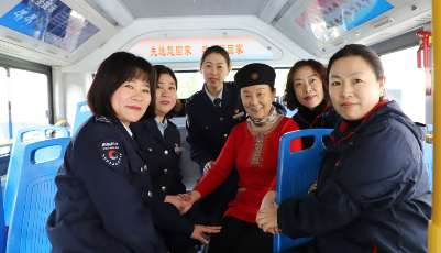 公交万人学张锋 传承车厢优质服务