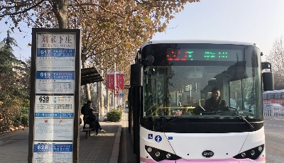 223路全線路安裝公交車側(cè)“線號牌”   將有5條公交線路陸續(xù)安裝