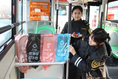 分类垃圾袋“登上”公交车 边乘坐公交车边学习垃圾分类