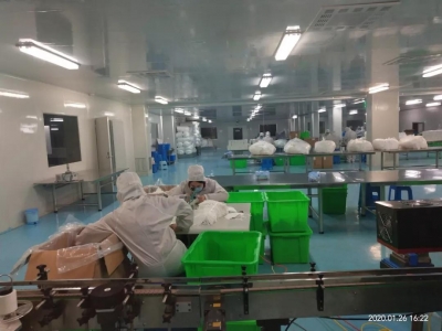 青岛企业加班加点生产医用口罩