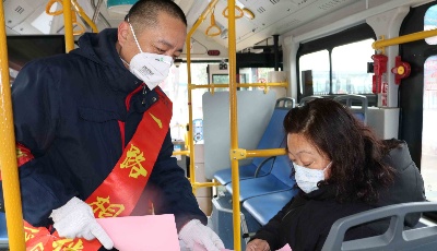 7路、25路、104路等多条线路开出“疫情防治宣传车”