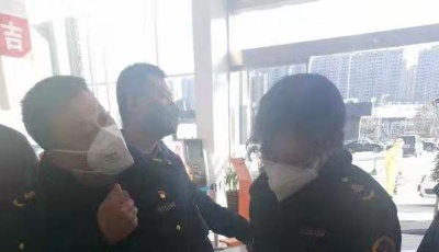 设立“消毒点”为出租车消毒  守望互助保障市民出行