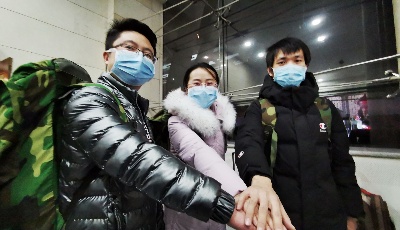 山東醫(yī)療隊馳援湖北首日:前方成立臨時黨支部 隊員拍視頻為武漢加油